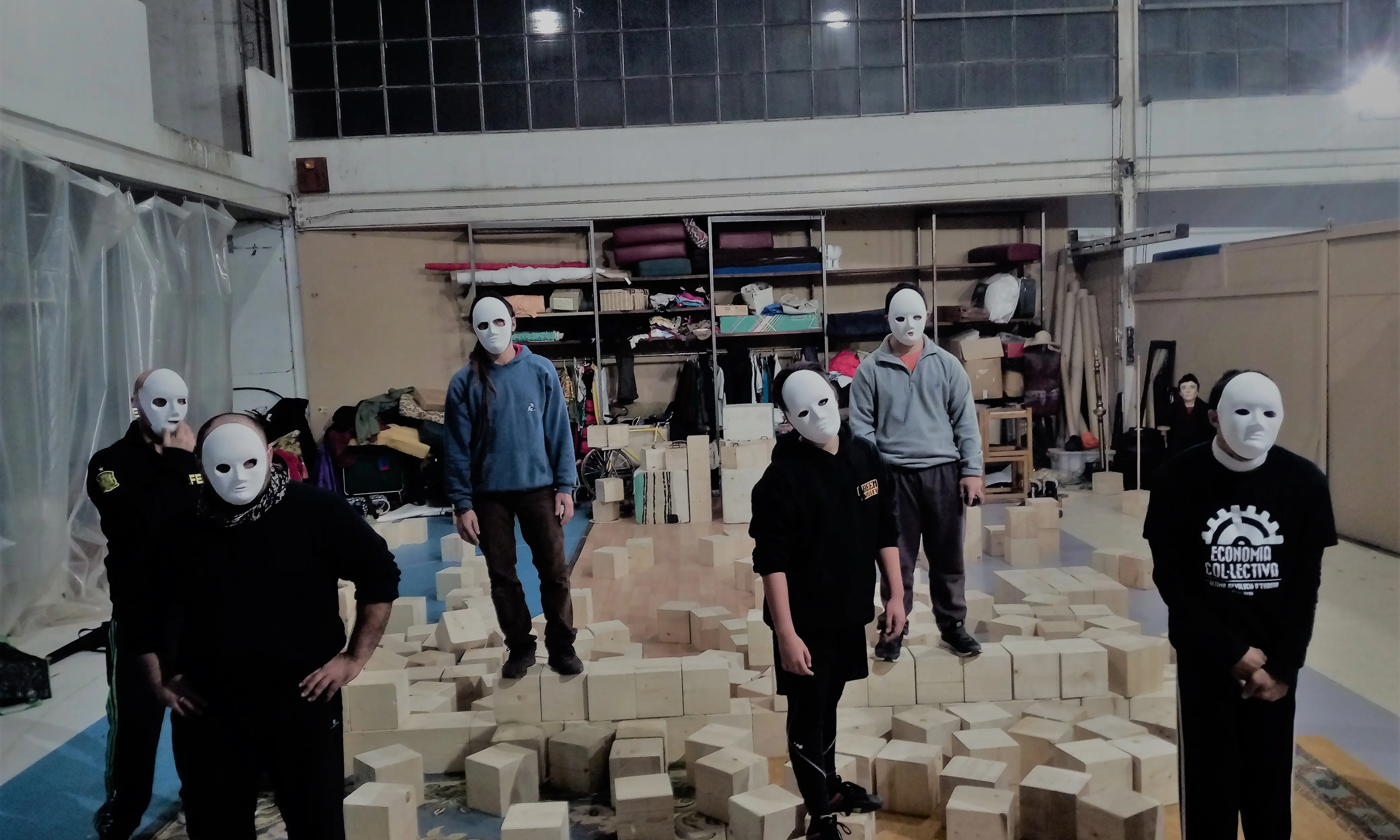 L'equip de Circ Bombeta assajant el 13 de novembre a Can Fugarolas. Font: Júlia Hinojo