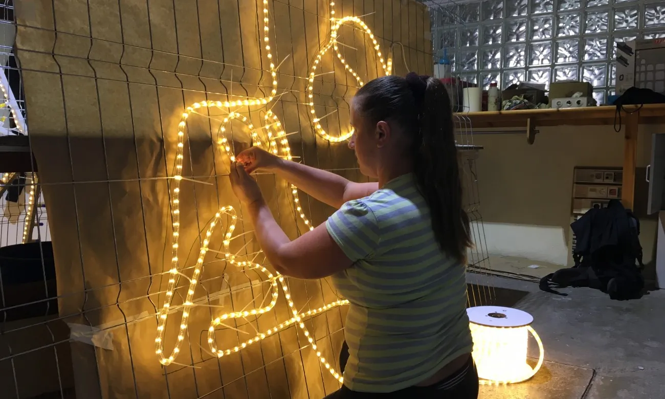 Preparant els llums de nadal del Raval. Font: #RavalKm0