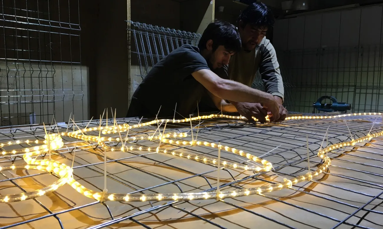 Preparant els llums de nadal del Raval. Font: #RavalKm0