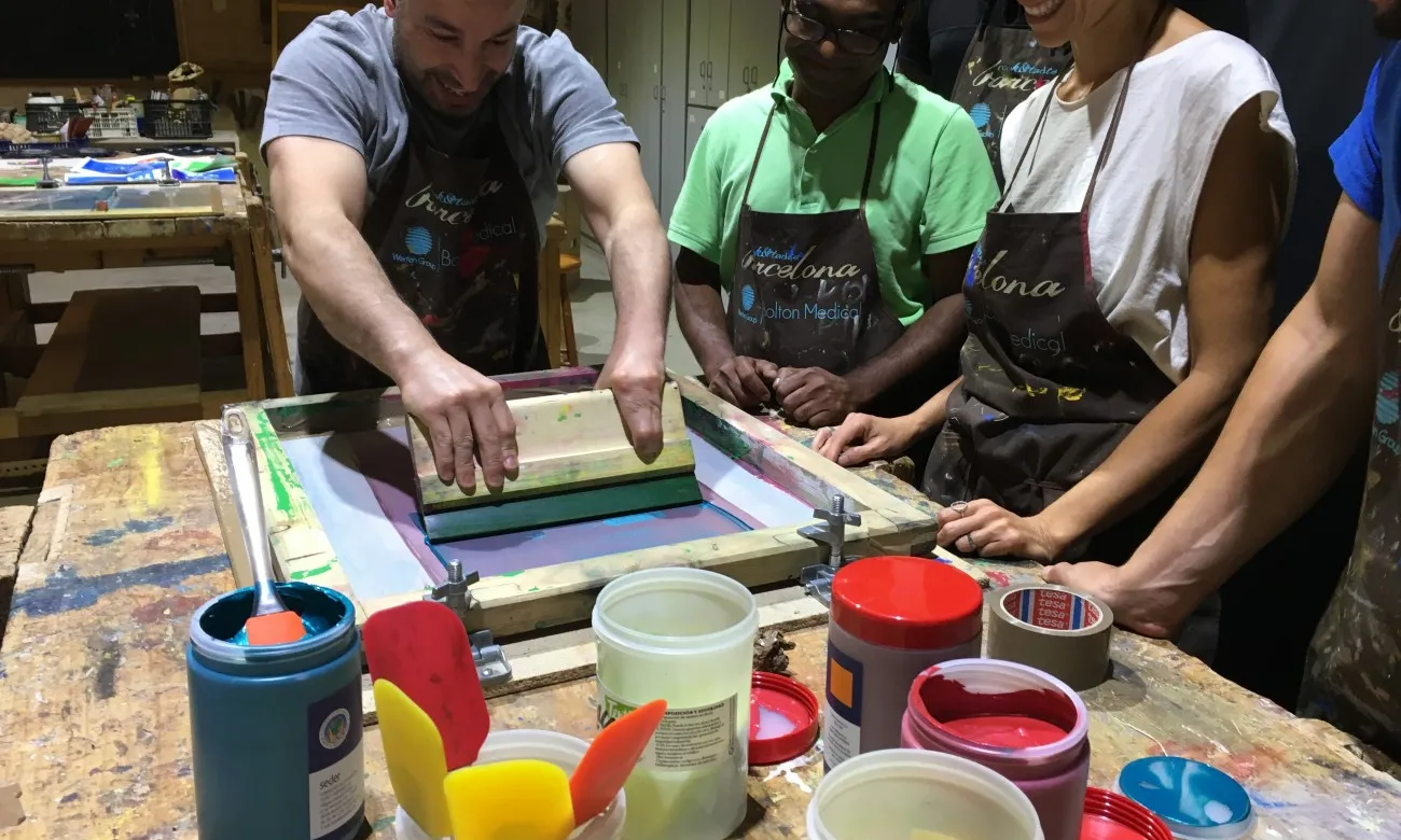 Serigrafiant les bosses #RavalKm0. Font: #RavalKm0