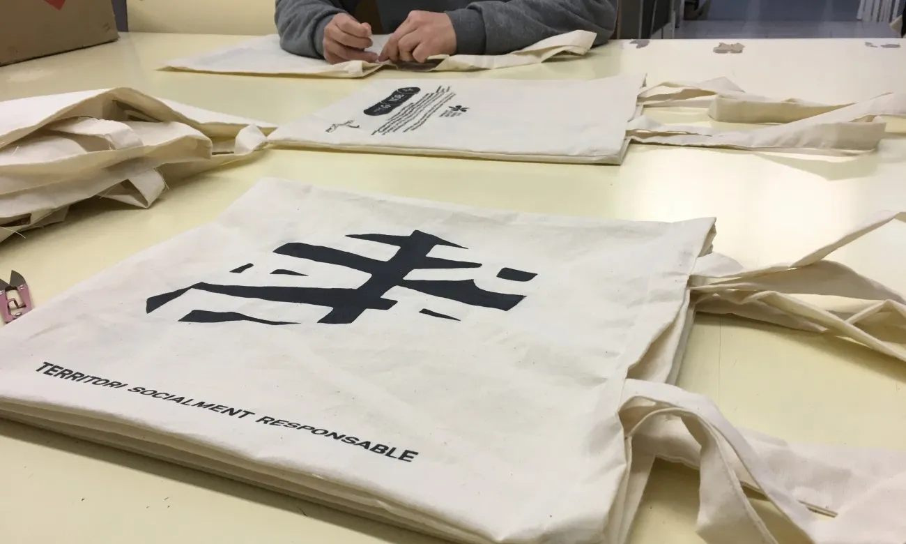 Taller de serigrafia per crear les bosses de tela de l'Eix Comercial del Raval