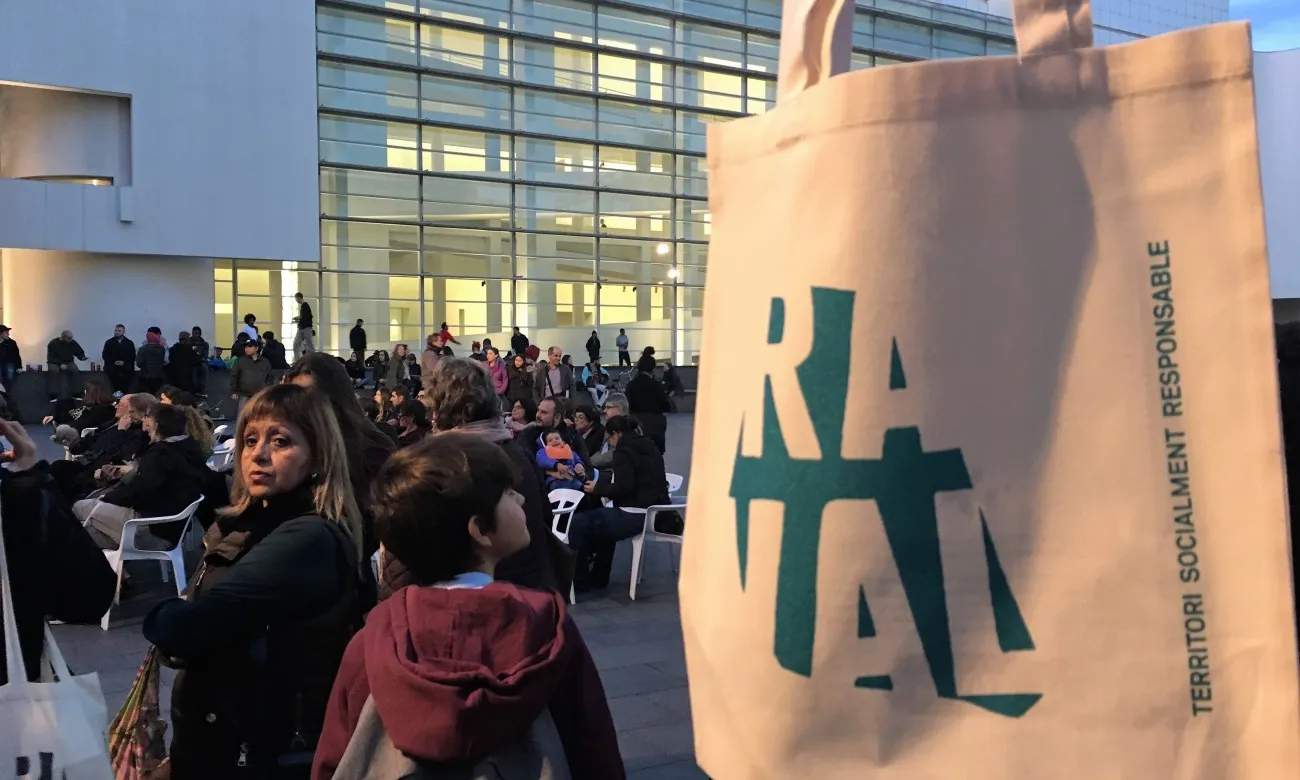 Bossa #RavalKm0 a davant del MACBA. Font: Projecte #RavalKm0