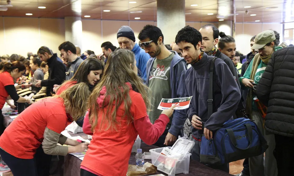 Voluntariat repartint dorsals / Font: FAS 