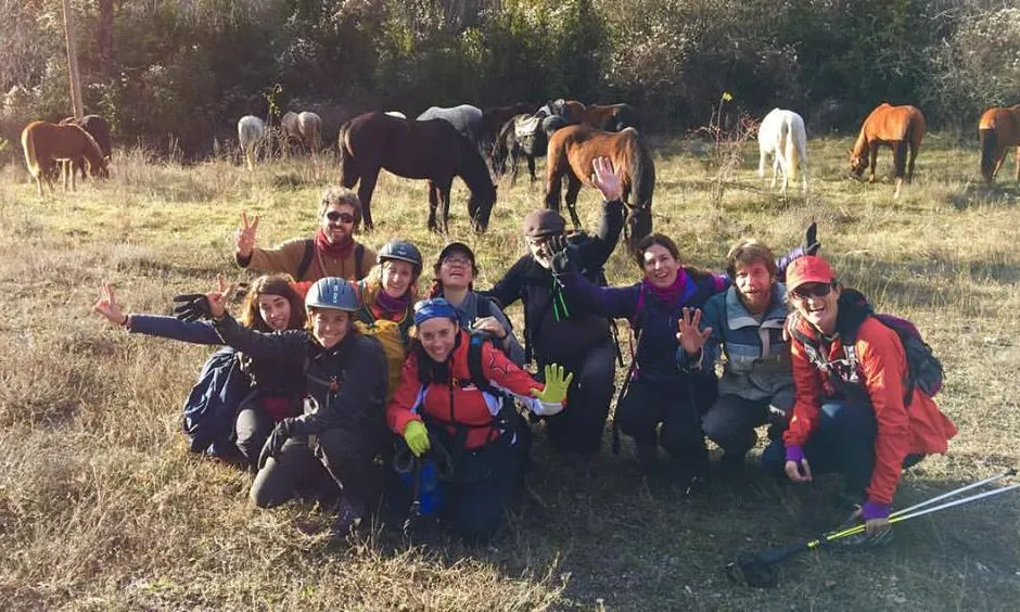Un grup de persones sòcies, voluntàries i col·laboradores de la Fundació que va acompanyar els cavalls ena etapa anterior (imatge: projectemiranda.cat)  