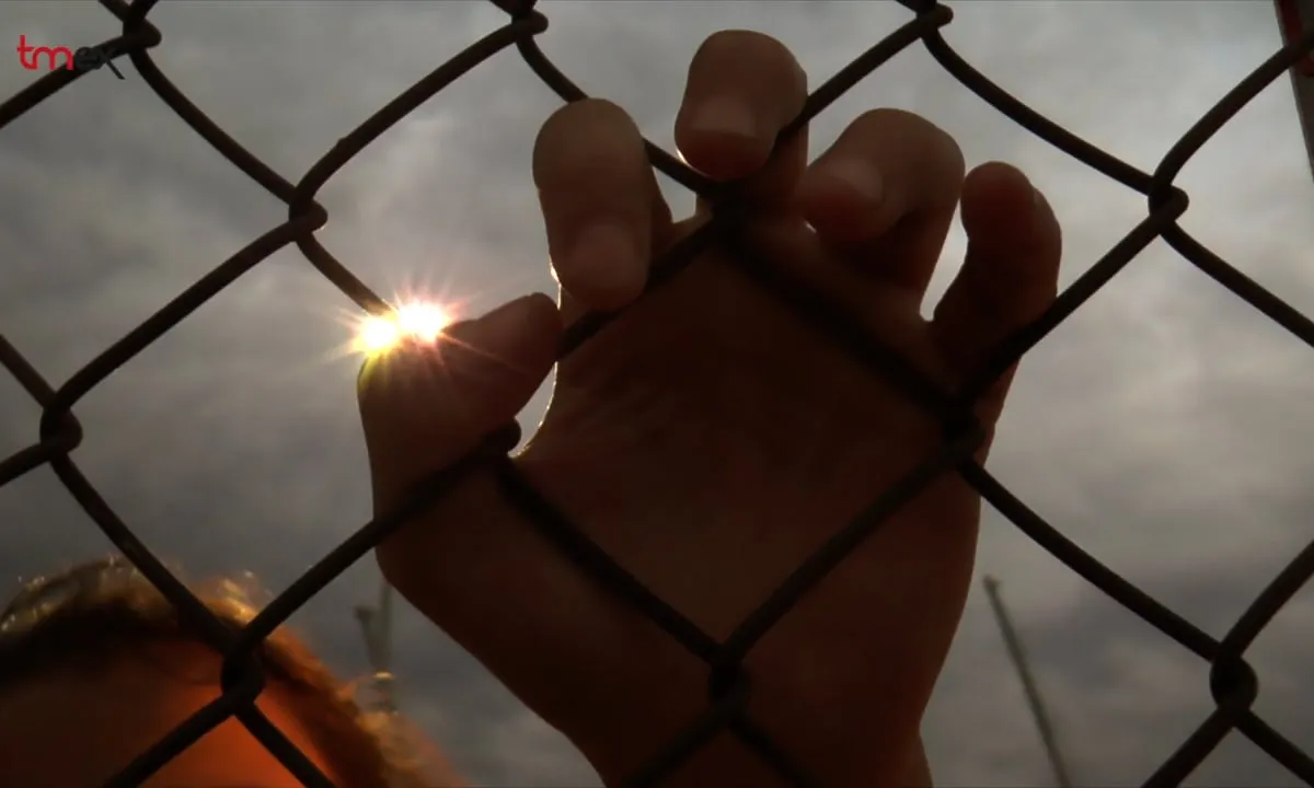 Una persona refugiada no pot passar una tanca. Font: Vimeo