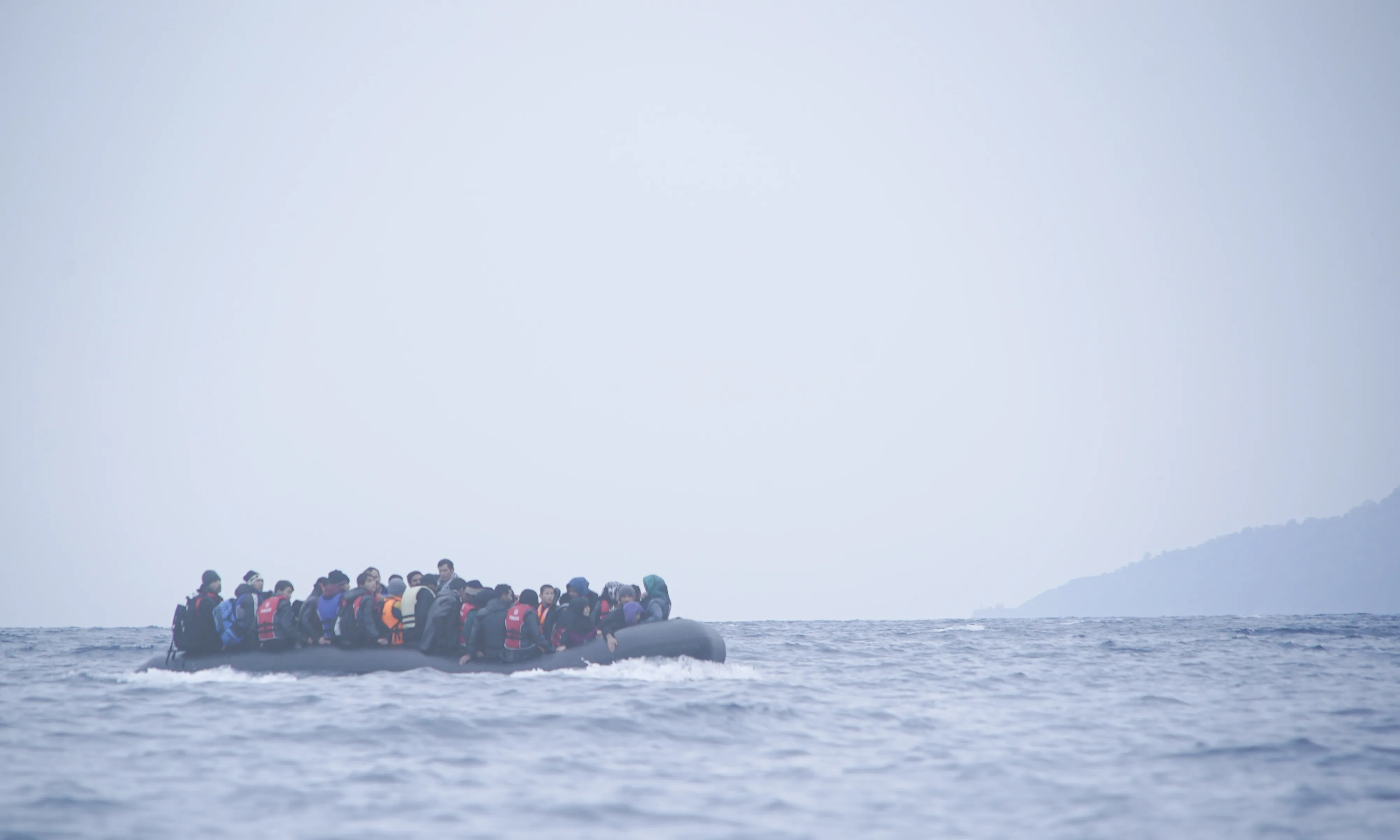 Arribada de persones refugiades a través del Mediterrani. Font: Wikipedia