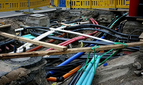 Actualment cada operadora està desplegant la seva pròpia infraestructura de fibra òptica. Imatge: technoloig Llicència d'ús CC BY 2.0