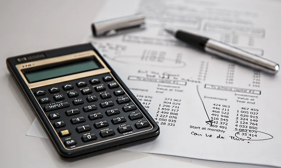Imatge calculadora i balanços. Font: Pixabay 