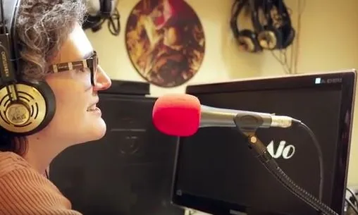 Locutora gravant un podcast a InOutRadio - Font: IdemTv