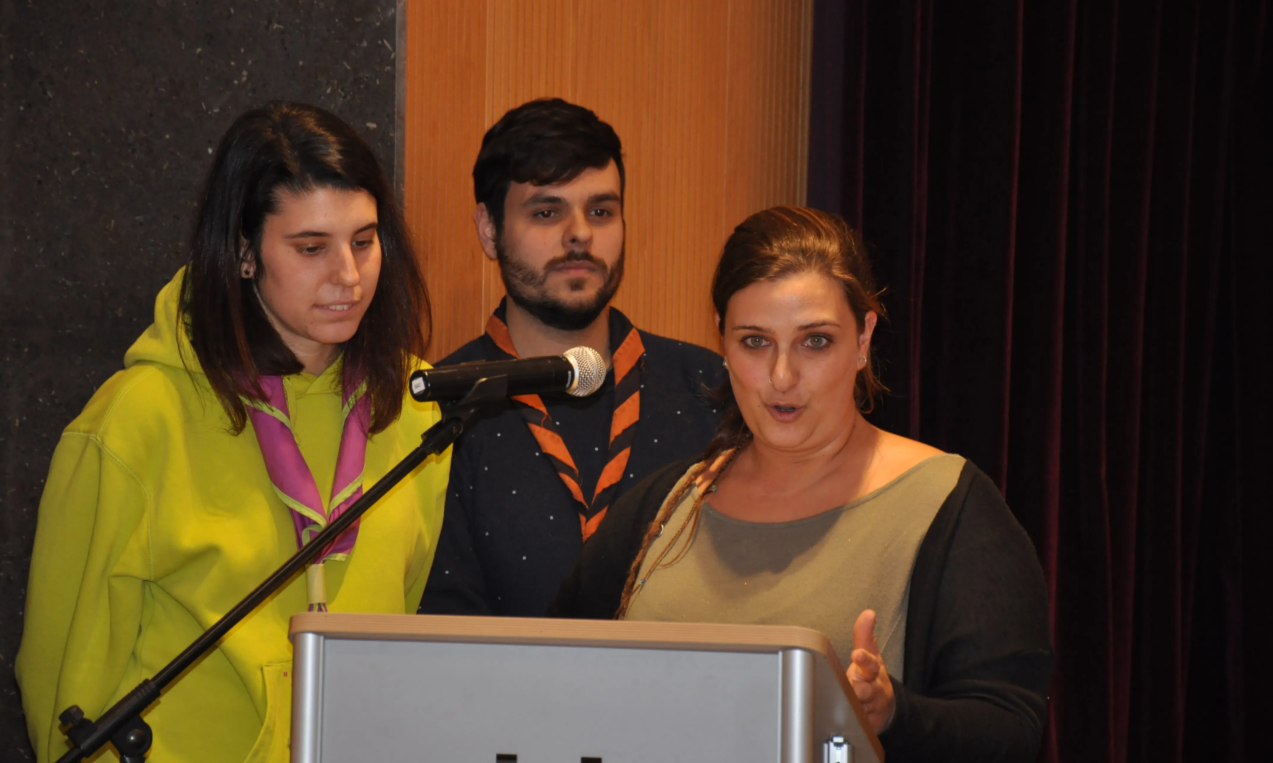 D'esquerra a dreta, la nova vicepresidenta Maria Ferrer, l'ex-president Marc Alcaraz i la presidenta entrant Sheila Beltrán. Font: Fundesplai