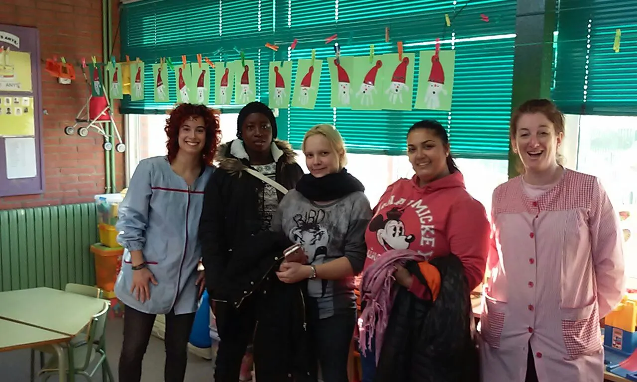 Professores de l'escola Montbaig amb mares d'alguns alumnes de Primària. Font: Escola Montbaig
