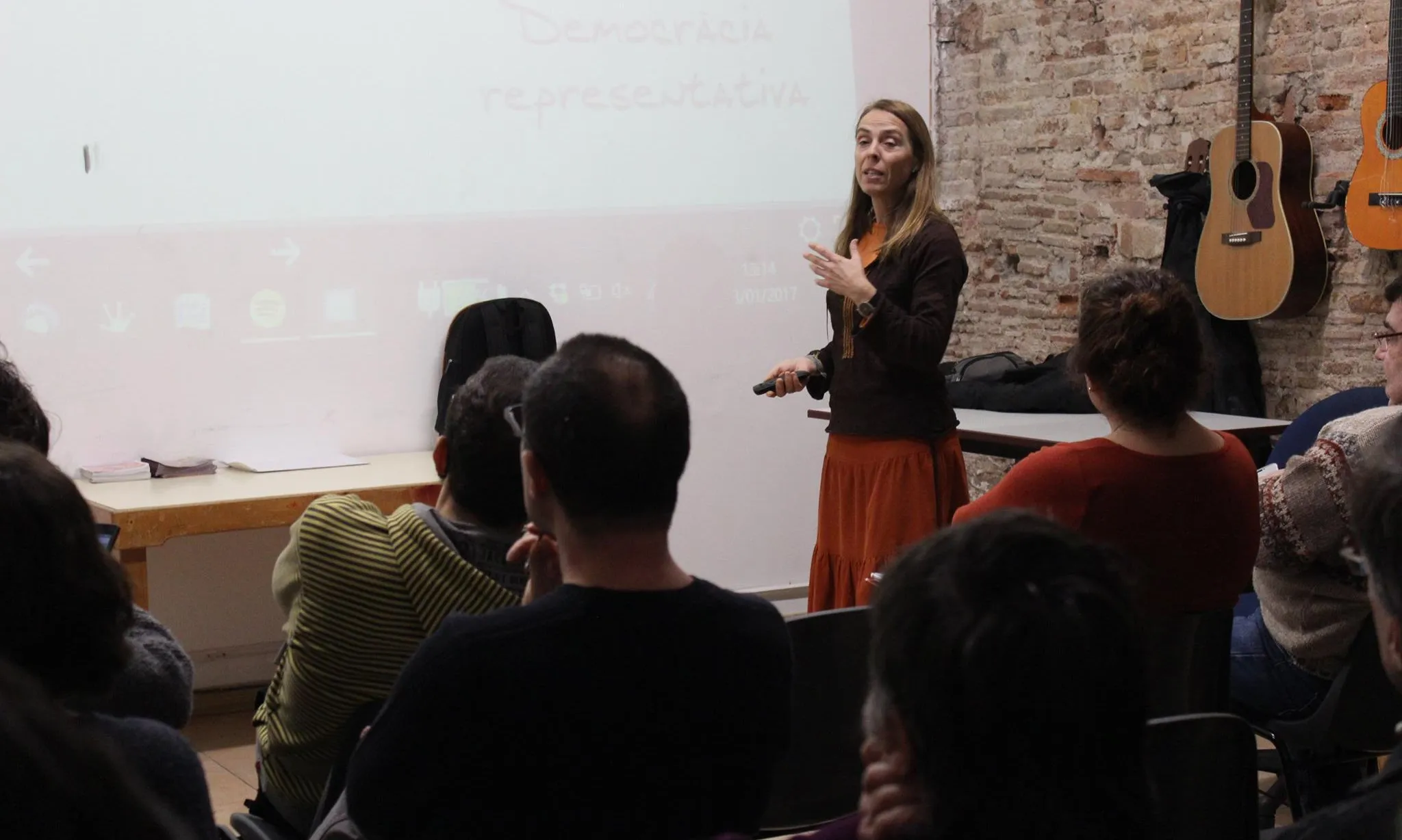 La Mercè Botella va ser a l'Associació per a Joves TEB explicant el projecte Eticom-Som Connexió