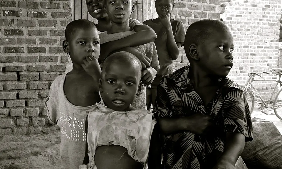 Nens i nenes a Uganda. Font: Pixabay