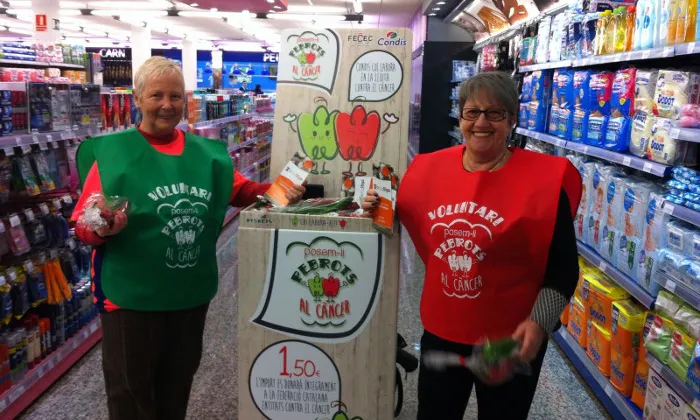 Imatge de dues voluntàries que van participar en la campanya del 2016 (Font: oncolliga.cat)