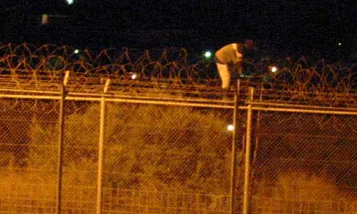 Immigrant intentant creuar la frontera. Font: Noborder Network, Flickr