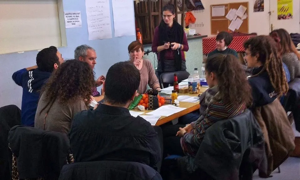 La primera reunió de la comissió feminista de la colla castellera del Poble Sec, amb Marta Gonzàlez al fons, dreta. Font: Marta González