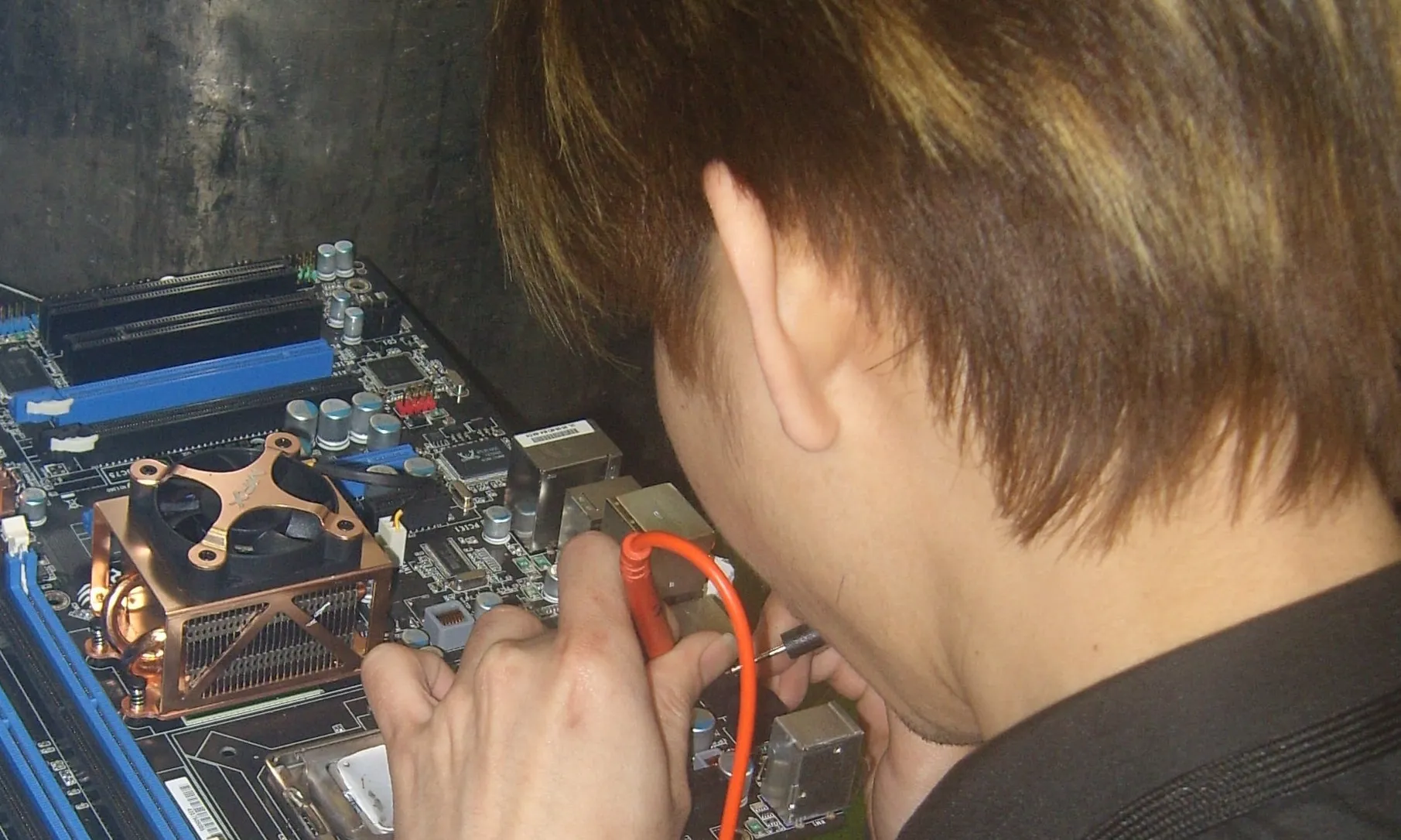 Un treballador de Foxconn, una empresa coneguda pels conlictes laborals. Imatge Rico Schen. Llicència d'ús CC BY