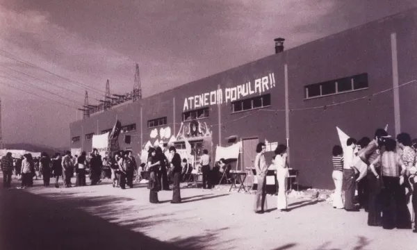 Una fotografia històrica de l'Ateneu, cap a l'any 1976, en què les instal·lacions d'una planta asfàltica van ser ocupades pels veïns i les veïnes