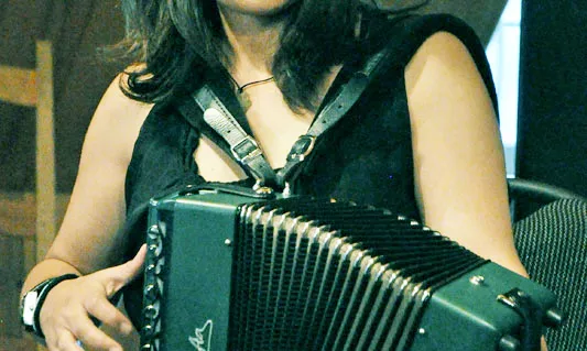 Cati Plana és acordionista, intèrpret en solitari i en grups i docent (foto: Tradicionàrius).