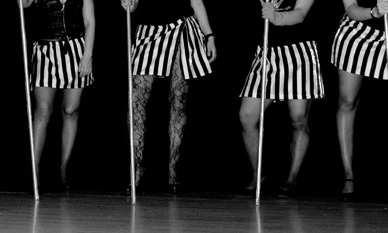 Algunes de les internes de Wad-Ras que participen en l'activitat de ball de Justícia i Pau. Font: Eli Mora Photography