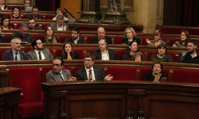 El Parlament aplaudint l'aprovació de la moció, el 9 de febrer. Font: Gencat