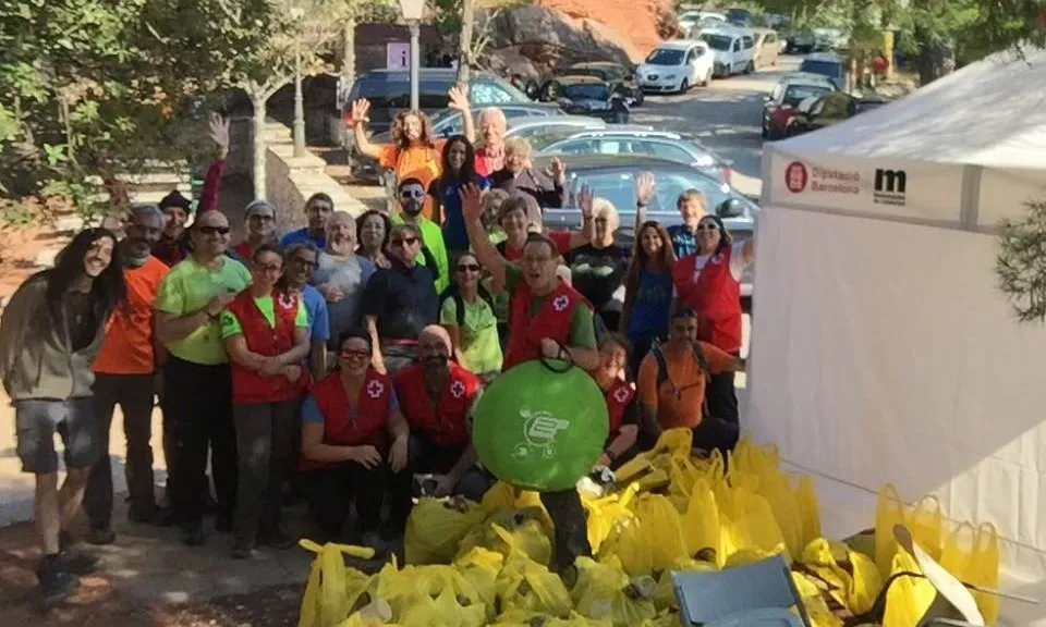 Els voluntaris i les voluntàries de la Creu Roja Montserrat durant una acció per l'eliminació de residus abandonats als espais naturals el passat més d'octubre (imatge: Creu Roja Montserrat) 