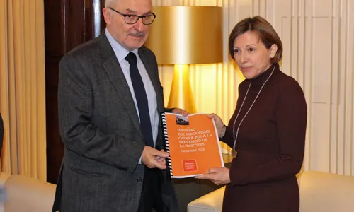 Rafel Ribó, síndic de Greuges de Catalunya, presentant l'Informe a Carme Forcadell, presidenta del Parlament. 