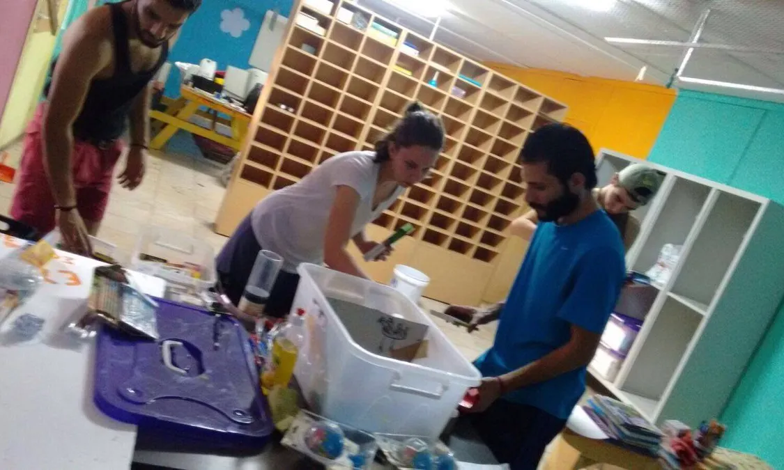 Open Cultural Center construint una escola al camp de Sounio (Grècia)