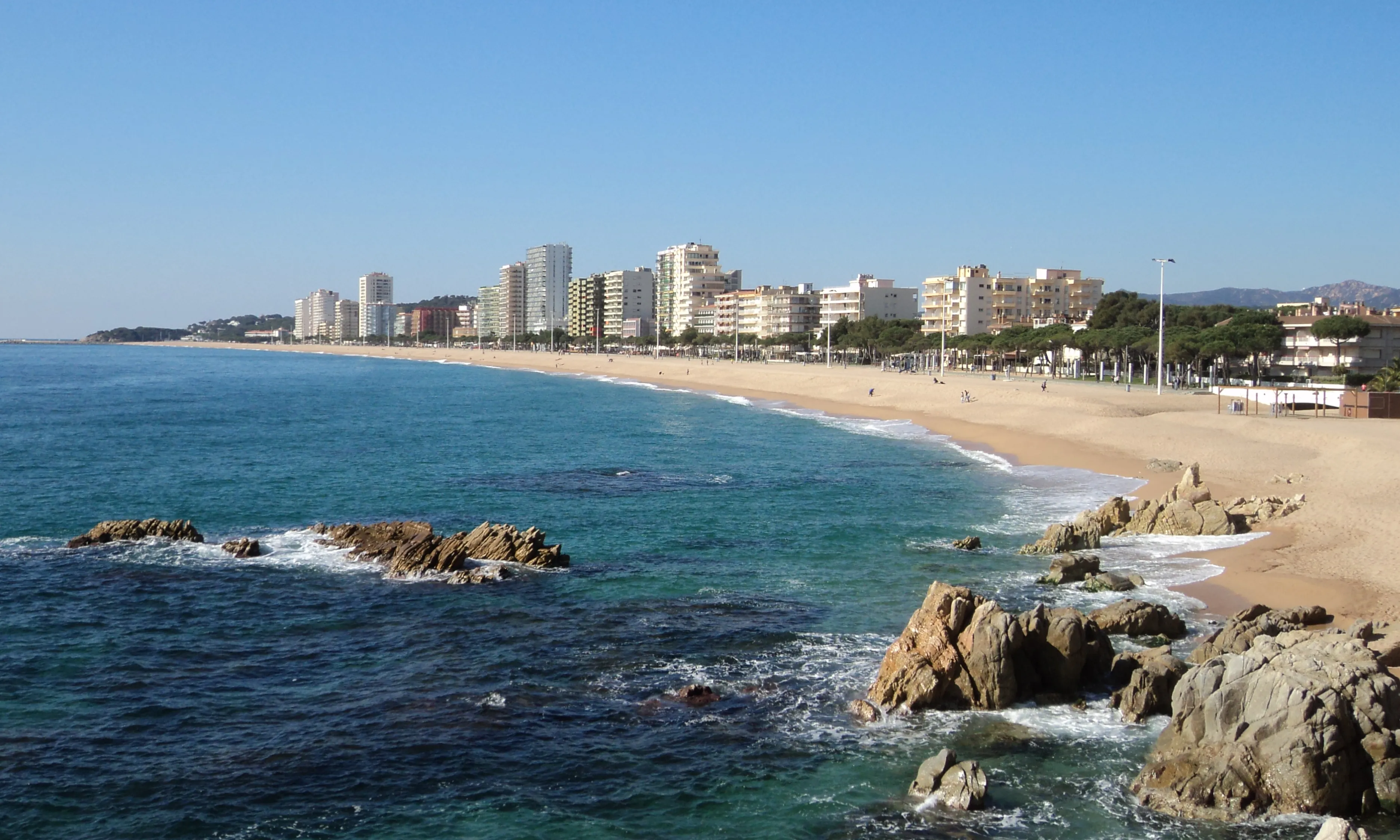 Les construccions s'alcen sobre la platja de Platja d'Aro (imatge: flickr/jasonn) 