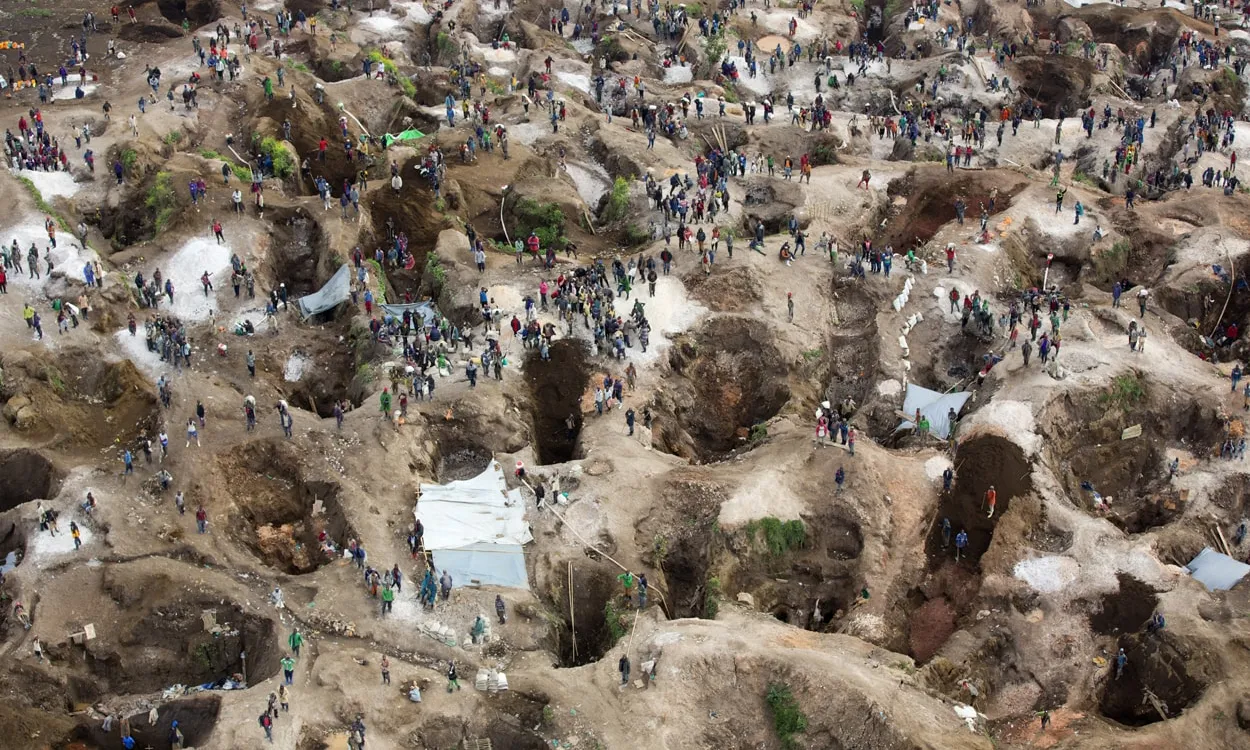 Mina de coltan a Lubowo, RD Congo. Imatge de MONUSCO photos. LLicència d'ús CC BY  