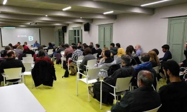 Sessió de retorn del pla a entitats, experts i grups de treball al Pati Llimona