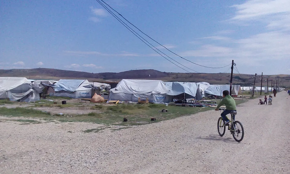 Nen amb una bicicleta a un camp de refugiats. Font: UOC