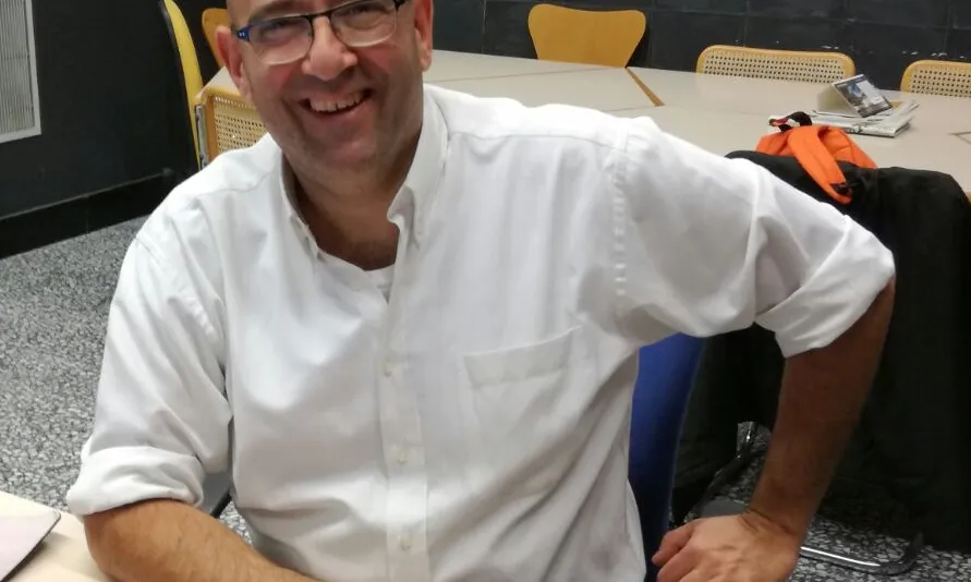 El Xavi Artal a les oficines de l'Ateneu Popular de Nou Barris