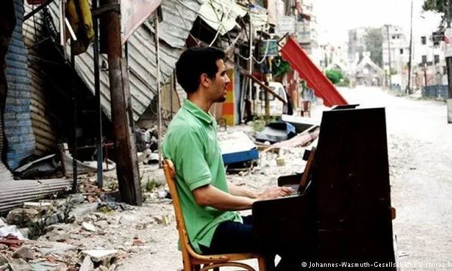Aeham Ahmad tocant el piano als carrers de Síria. Font: ACP