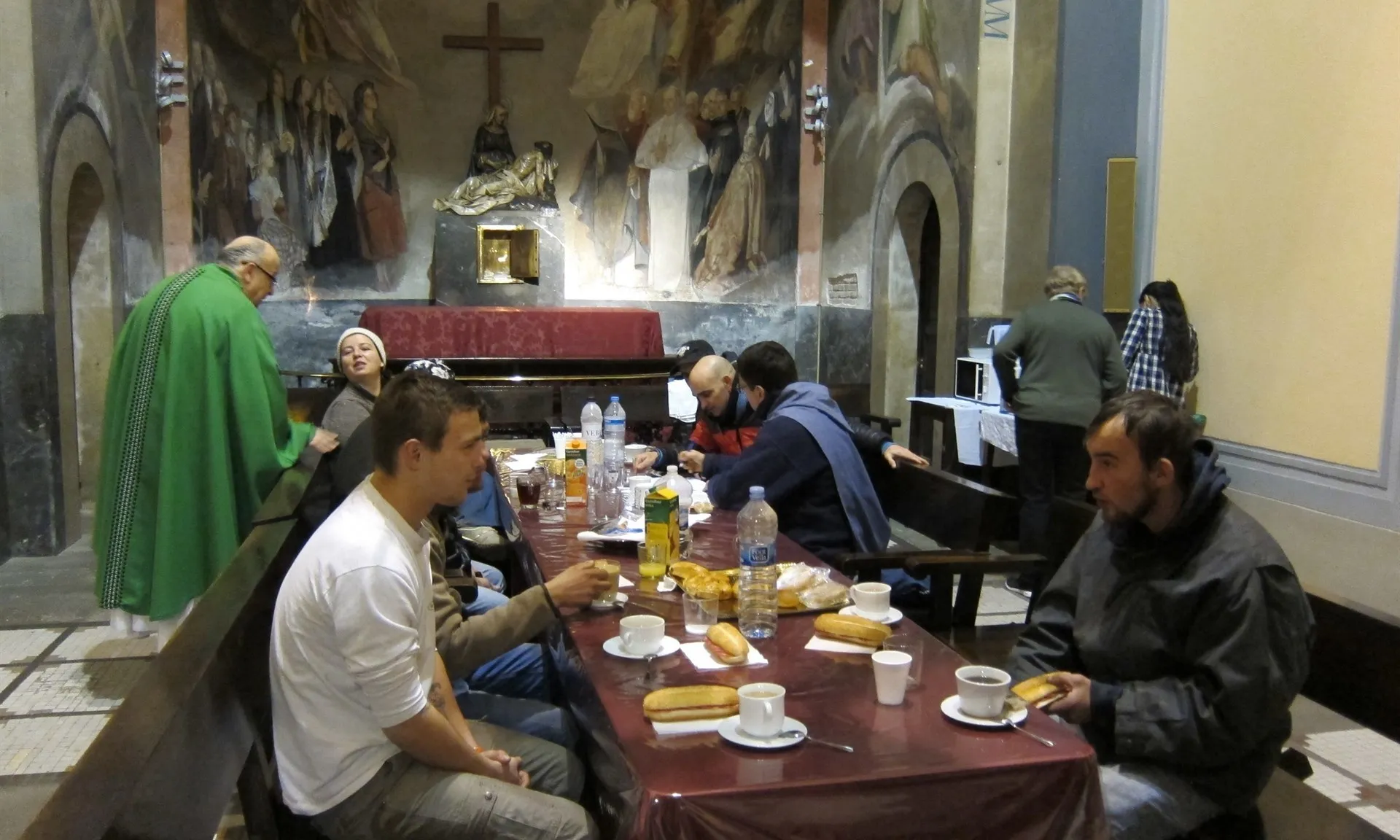 L'església ofereix descans i cafè a les persones sense llar (Font: Carles Ribas)