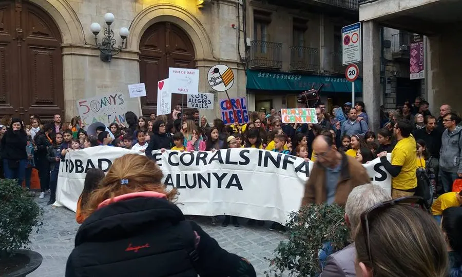 Cercavila corals arribant a la plaça del Blat de Valls (autora: Imma Piñas).
