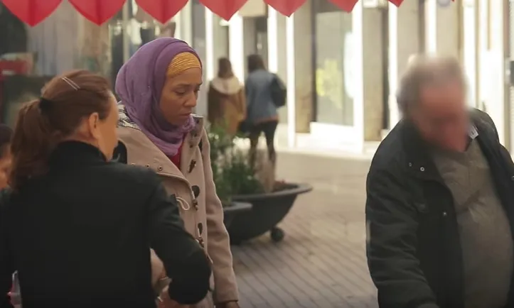 Moment del vídeo on l'actriu Adeline Flaun pateix discriminació. Font: Federació SOS Racisme