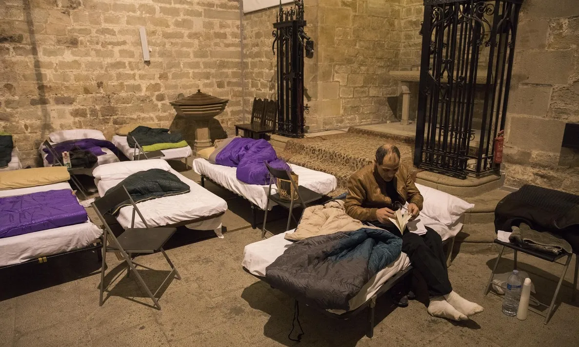 Durant l'onada de fred del gener, Santa Anna va acollir fins a 80 persones sense llar que van dormir a l'església (Font: elperiodico.com)