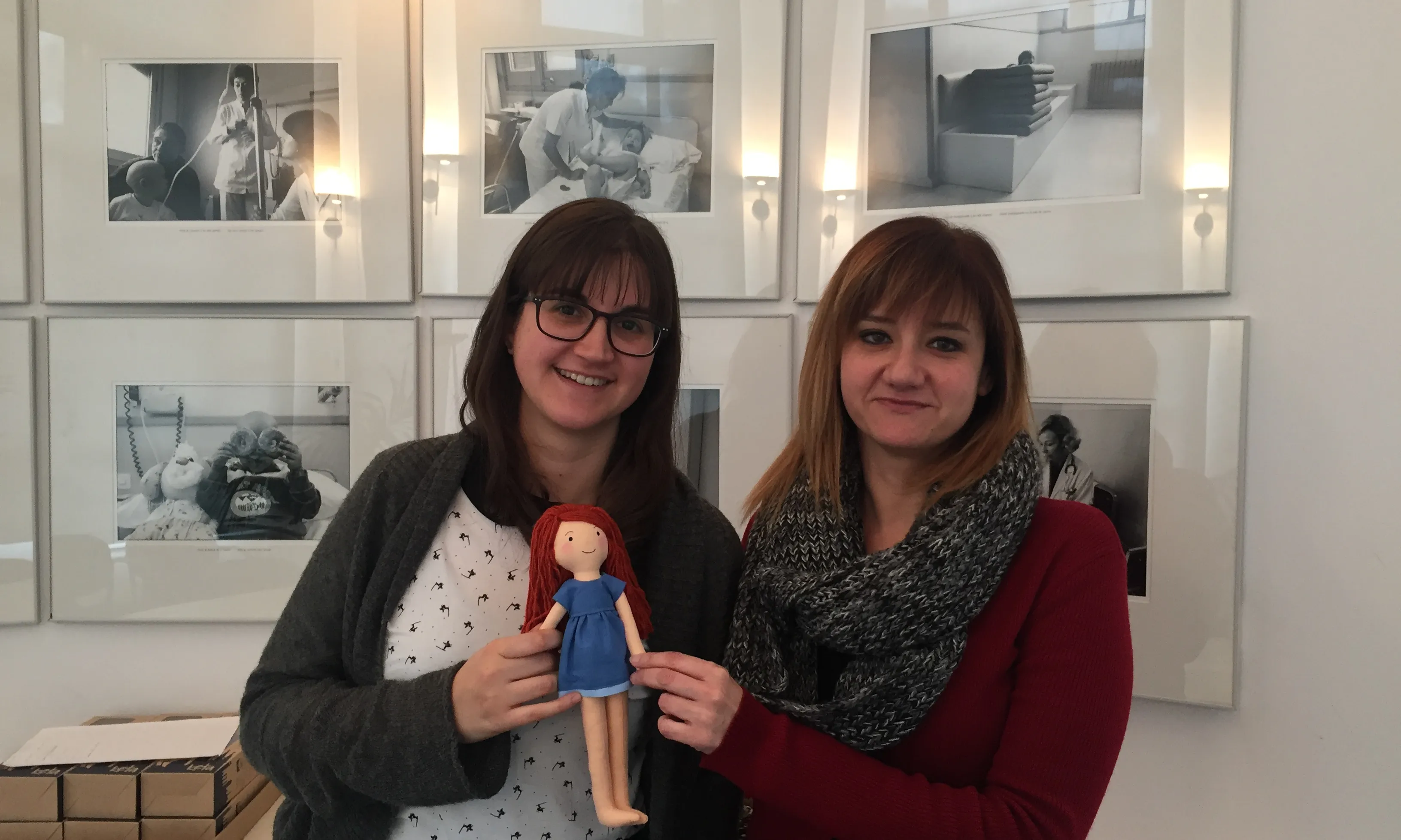 Arantxa De Lara i Anna Corrales, coordinadores de voluntariat de la Fundació, amb la nina de la Fundació, la Keta (Font: FCVS)