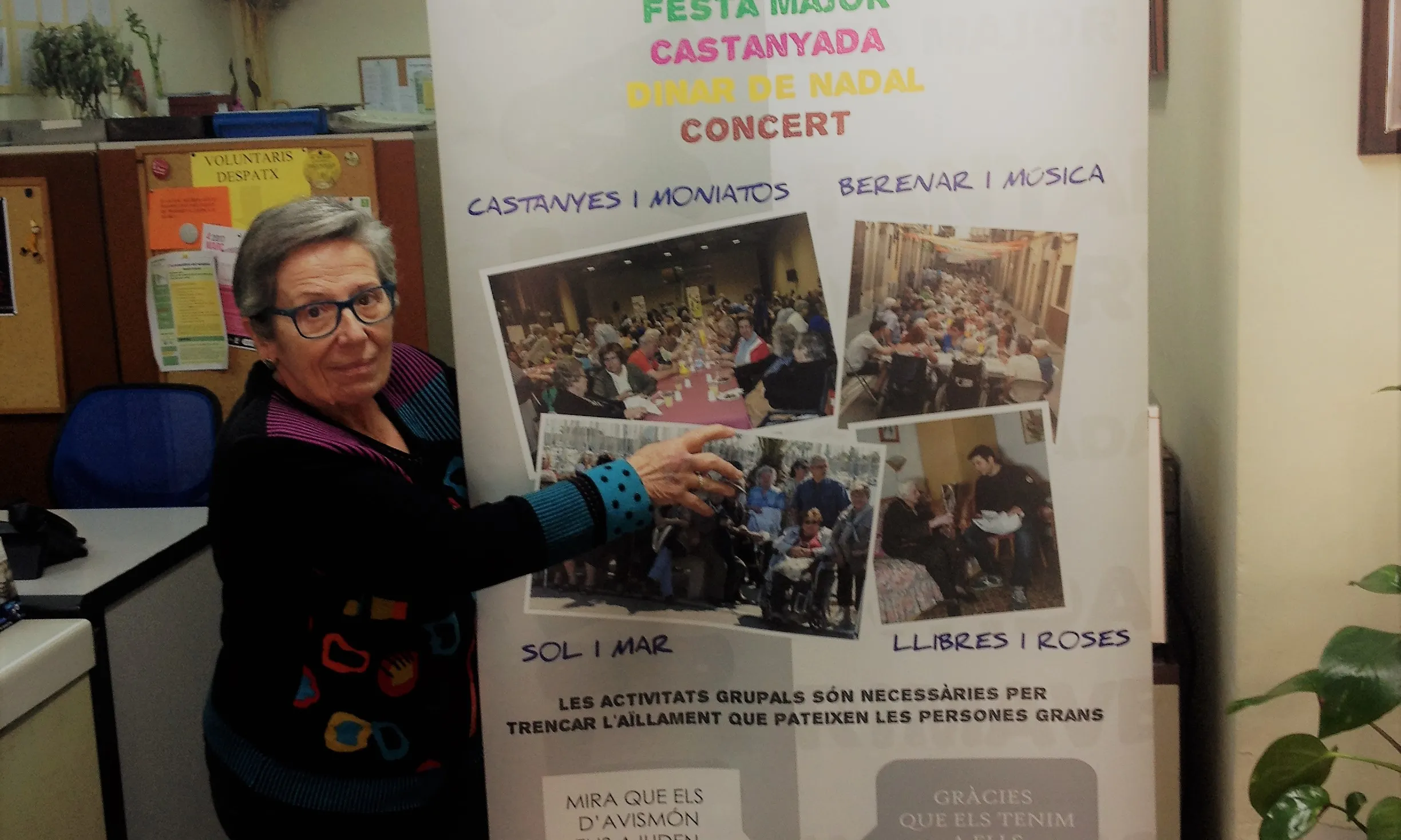 Blasco davant el cartell que anuncia algunes de les activitats grupals de l'entitat. Font: Júlia Hinojo