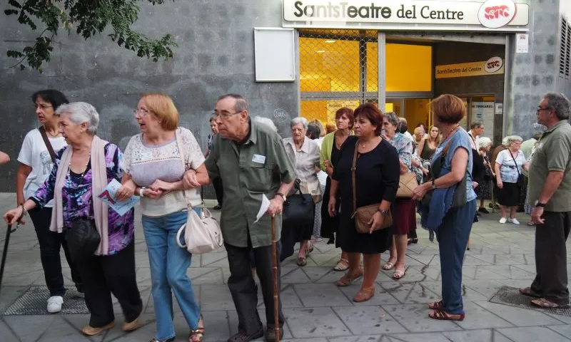 Un grup de persones usuàries d'Avismón sortint d'un concert, a Sants. Font: Avismón