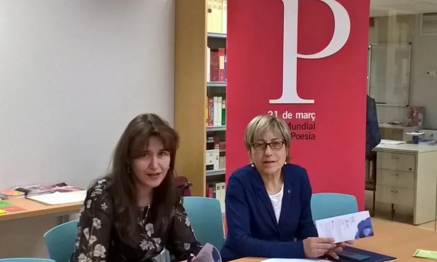Laura Borràs, directora de la Institució de les Lletres Catalanes i Dolors Reig, presidenta de la Federació Catalana d'Associacions i Clubs UNESCO van presentar l'edició 2017 del Dia Mundial de la Poesia.
