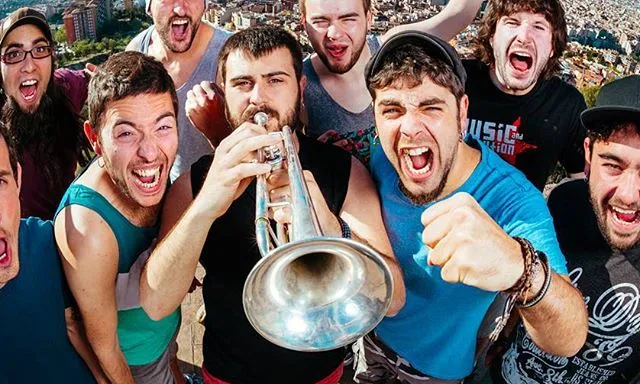 Txarango és un grup de música que fusiona pop, reggae i sons llatins. Font: Txarango