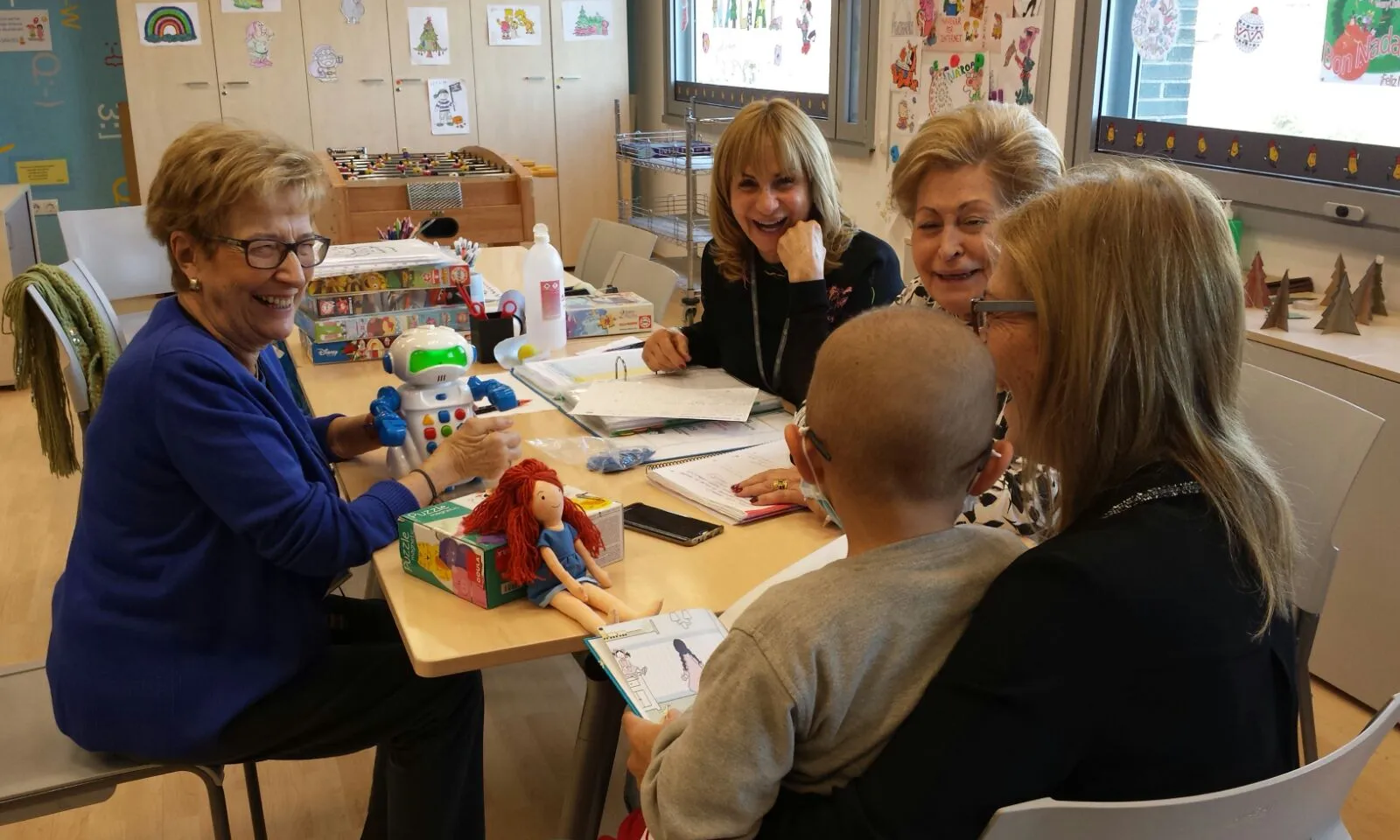 Voluntàries de la Fundació a la planta de Pediatria l’Hospital Sant Pau (Font: Enriqueta Villavecchia)