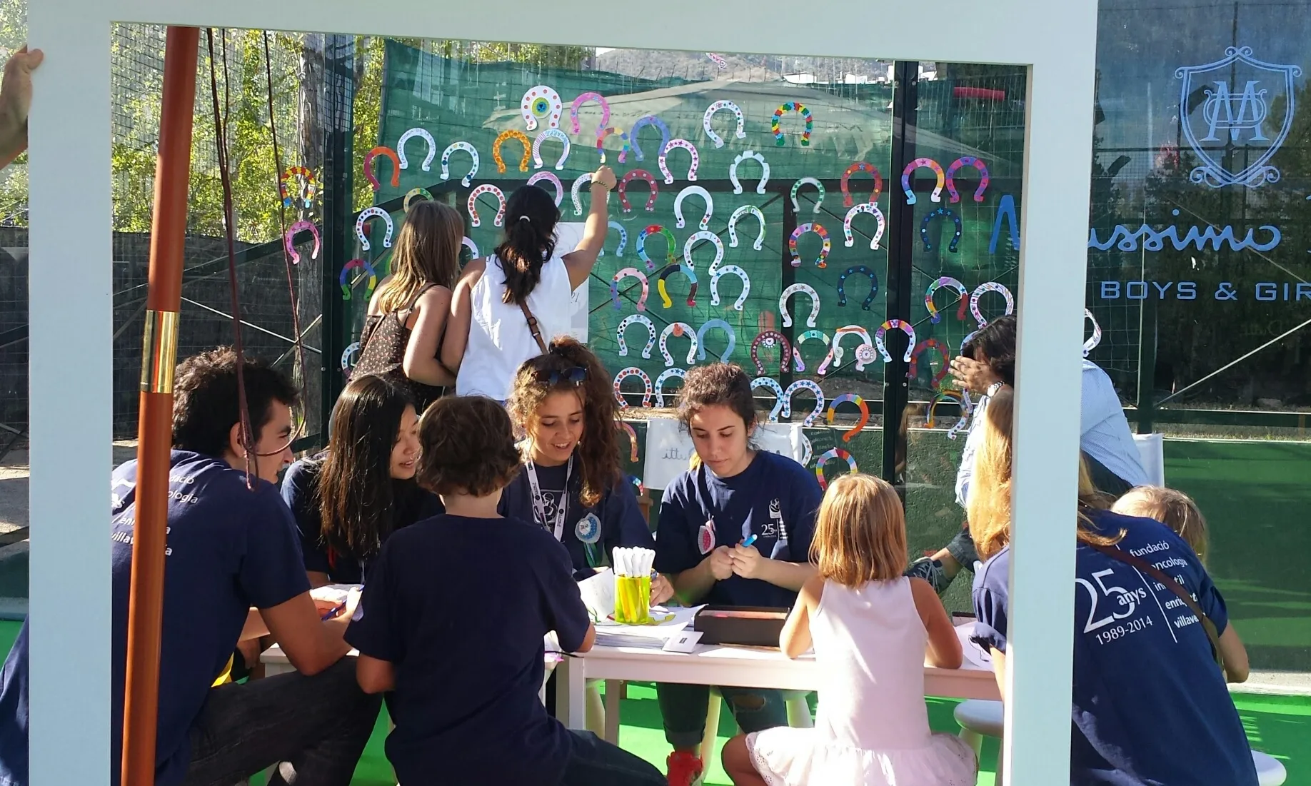 Les persones voluntàries en una activitat de difusió i sensibilització al Real Club de Polo de Barcelona (Font: Enriqueta Villavecchia)