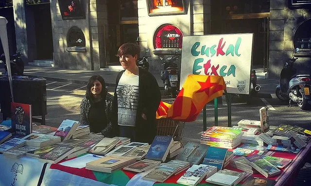 Estand de l'Euskal Etxea de Barcelona a la Rambla la diada de Sant Jordi de 2016