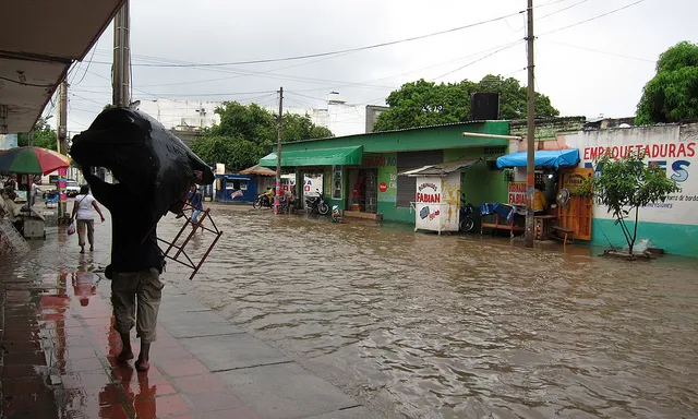 Les inundacions deixen 34.000 persones sense casa ni llum. Font: fabulousfabs, Flickr