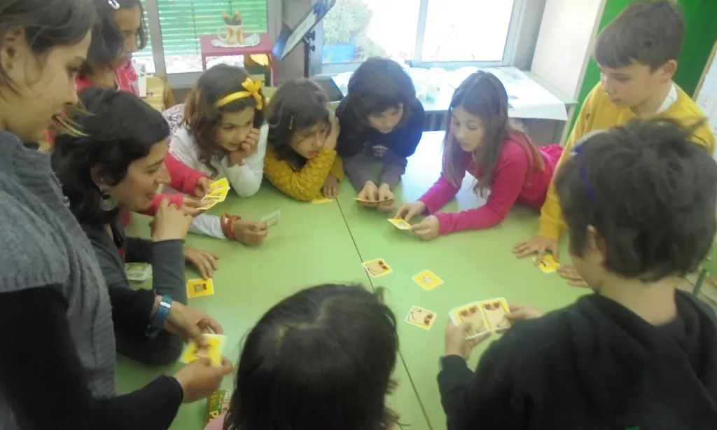 Infants jugant al joc de cartes Pick a Pig