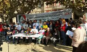 Membres de les entitats socials que han impulsat la prestació en un acte reivindicatiu