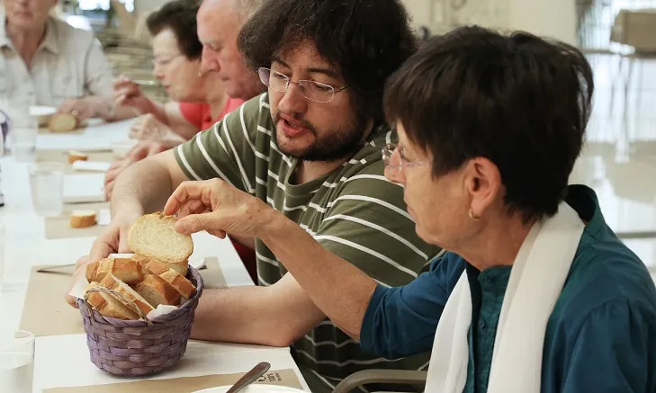 Compartint taula al menjador